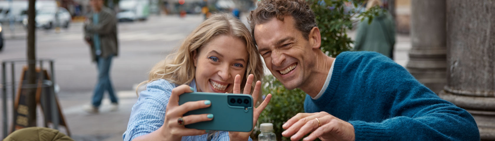 en dame og en mann ser på mobil